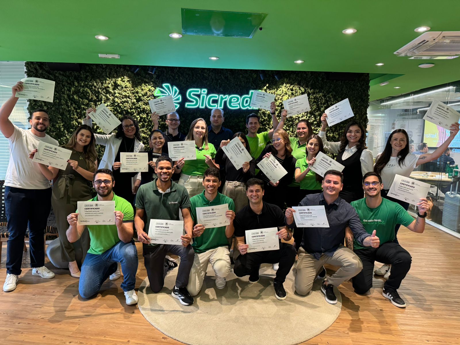 Turma Sicredi com certificados de conclusão